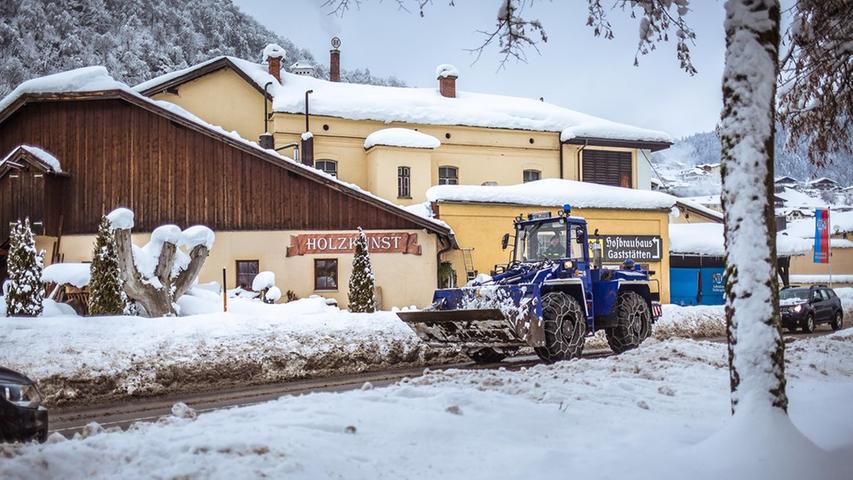 THW-Helfer aus Franken kämpfen gegen Schneemassen in Südbayern