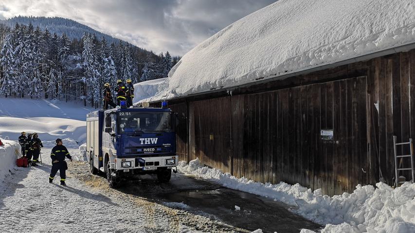 Auch das THW Forchheim ist im Schneechaos in Südbayern im Einsatz. Die Helfer unterstützen die Kräfte vor Ort in Berchtesgaden vor allem dabei, Dächer freizuschaufeln.