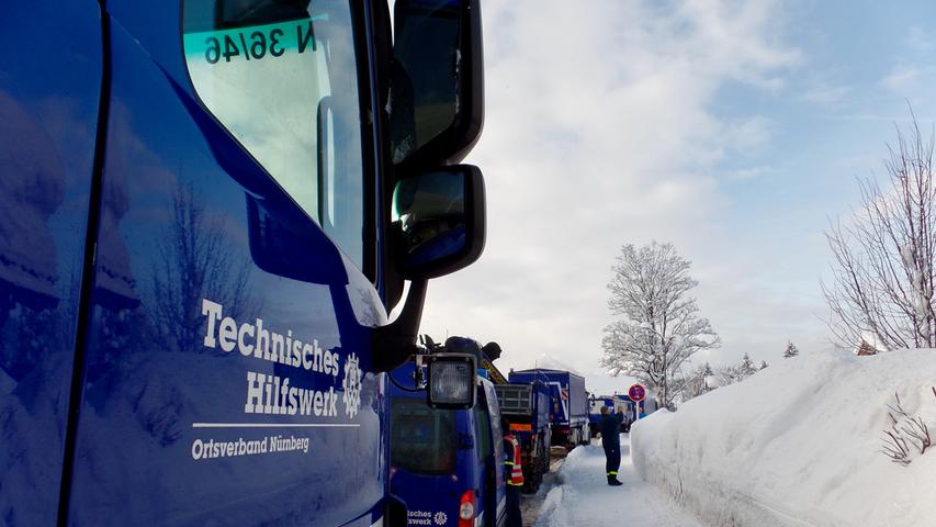 THW-Helfer aus Franken kämpfen gegen Schneemassen in Südbayern
