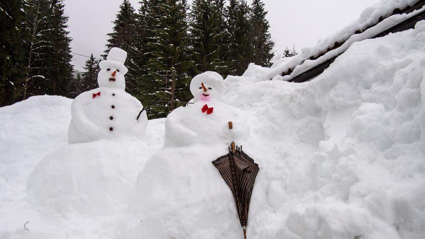 In Rottach-Egern hat dagegen jemand versucht, den weißen Massen etwas positives abzugewinnen und sie zu Schneemann und Schneefrau verarbeitet.