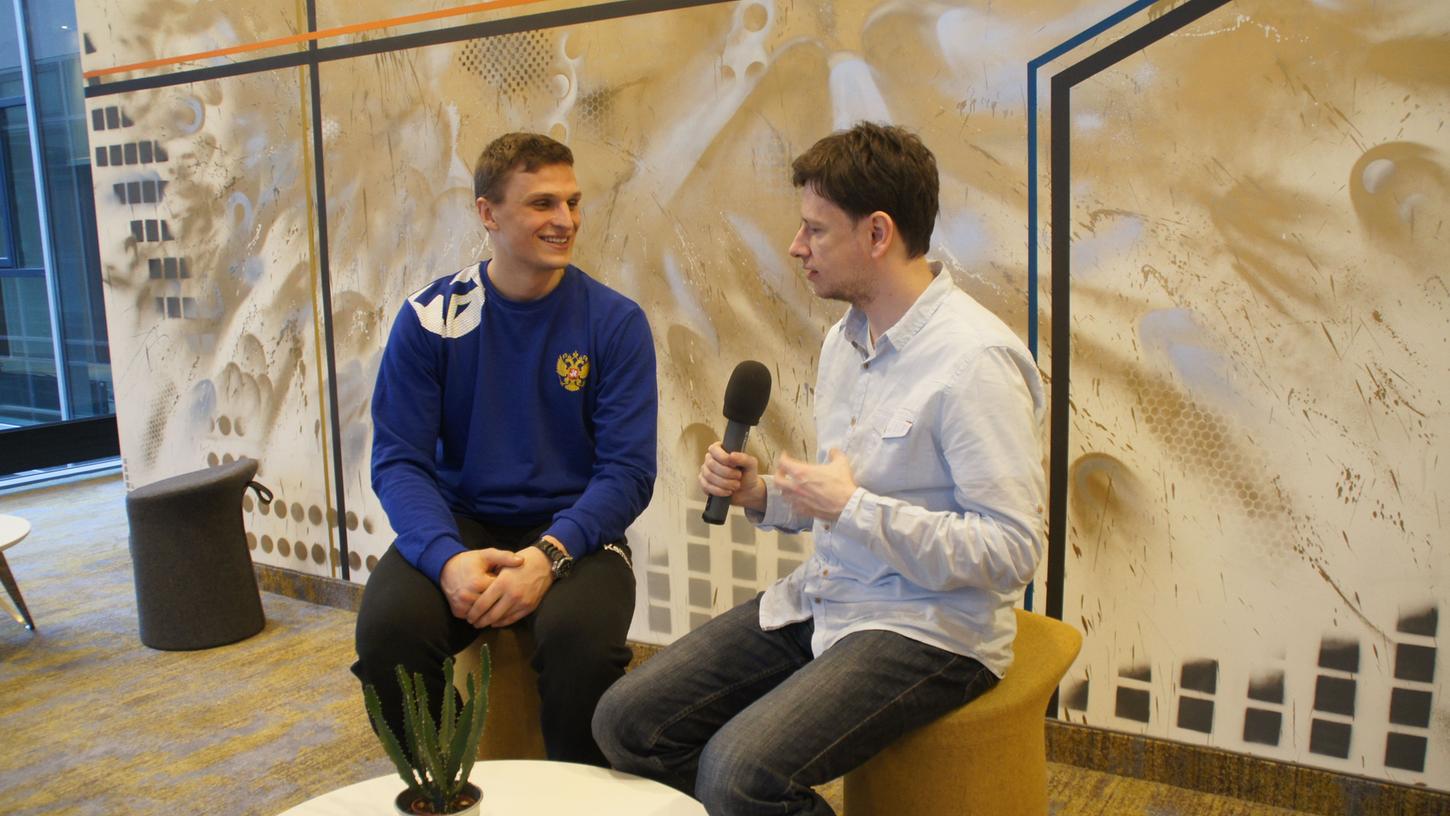 Handball-Experte Sascha Staat (rechts) interviewt den HCE-Kreisläufer Sergej Gorpishin.