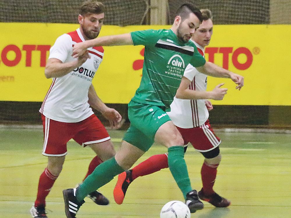 Mann des Tages: Julian Dürnberger (in Grün, hier gegen seinen Ex-Verein Weißenburg) war mit neun Treffern der herausragende Spieler bei der Kreisendrunde. Mann des Tages: Julian Dürnberger (in Grün, hier gegen seinen Ex-Verein Weißenburg) war mit neun Treffern der herausragende Spieler bei der Kreisendrunde.