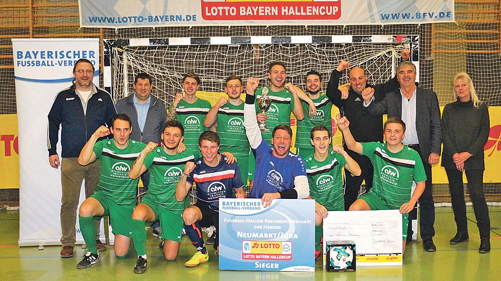 Meisterjubel: Der SV Wettelsheim kam, sah und siegte bei der Hallenendrunde. Mit dem Bezirksligisten freuten sich Thomas Jäger und Markus Hutflesz (hinten von links) sowie die Sponsoren-Vertreter Jürgen Haasler vom VGN und Sylvia Fischer von Lotto (rechts). Viele Fans aus Göggelsbuch sorgten für Stimmung und hielten bis zur Siegeehrung durch – das Grün-Weiß passte perfekt zum SVW. Meisterjubel: Der SV Wettelsheim kam, sah und siegte bei der Hallenendrunde. Mit dem Bezirksligisten freuten sich Thomas Jäger und Markus Hutflesz (hinten von links) sowie die Sponsoren-Vertreter Jürgen Haasler vom VGN und Sylvia Fischer von Lotto (rechts). Viele Fans aus Göggelsbuch sorgten für Stimmung und hielten bis zur Siegeehrung durch – das Grün-Weiß passte perfekt zum SVW.