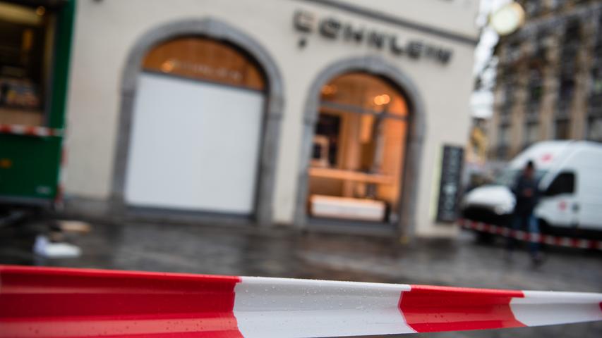 14.01.2019, Bayern, Bamberg: Mit weiß-rotem Flatterband ist der Bereich vor einem Juweliergeschäft abgesperrt worden. Am Montagmorgen haben sich Verbrecher bei einem spektakulären Einbruch in einem Bamberger Juweliergeschäft mit einem Fahrzeug Zugang verschafft. Foto: Nicolas Armer/dpa +++ dpa-Bildfunk +++