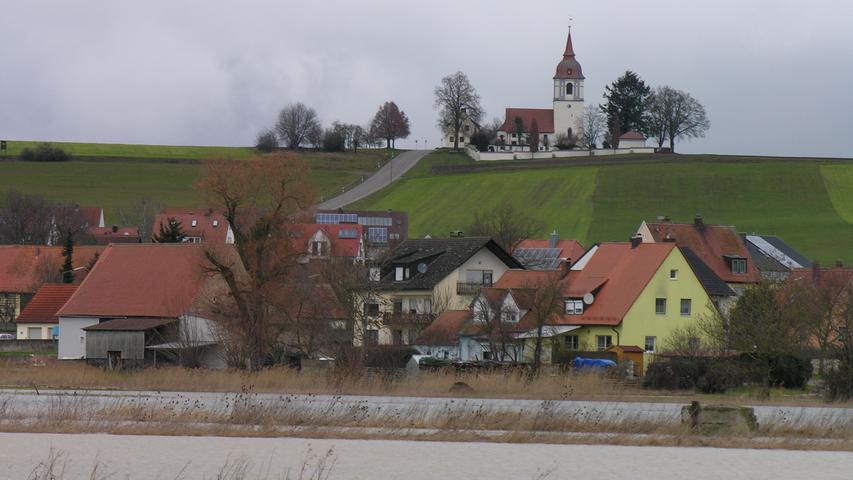 Bei Unterasbach hat sich die Altmühl weit in die Flussauen ausgebreitet und kommt - so wirkt es zumindest - schon fast bedrohlich nahe an das Dorf heran. Zur Michelskirche hinauf kommt man aber ganz sicher trockenen Fußes.