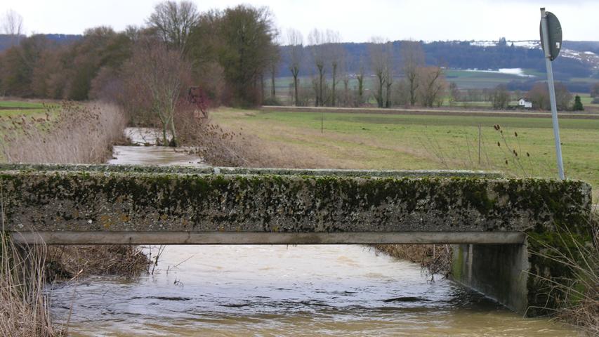 Schöne alte Steinbrücken führen über die kleinen Bäche in den Altmühlwiesen bei Windsfeld, das Wasser kommt ihnen derzeit aber doch sehr nahe.