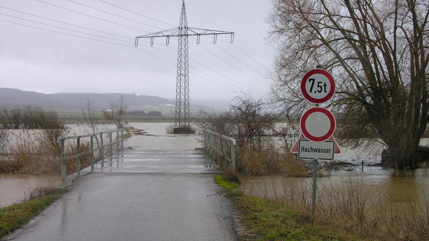 An der Altmühlbrücke bei Gundelsheim wird deutlich: Da rauscht gerade ganz schön viel Wasser die Altmühl hinab. Der Schleichweg rüber nach Dittenheim kann gerade nicht mehr befahren werden.
