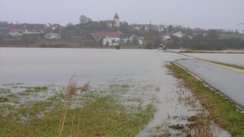 Blick von Dittenheim Richtung Gundelsheim; die kleine Verbindungsstraße steht bereits unter Wasser.