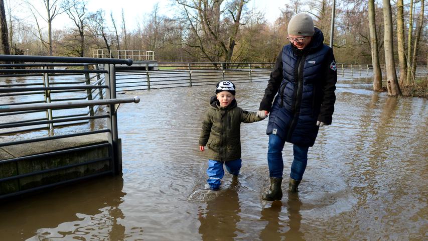 Hochwasser an der Fürther Uferpromenade.