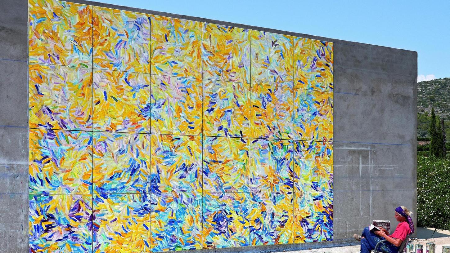 An der Außenwand einer Lagerhalle in der Nähe von Barcelona hat die Nürnberger Malerin Ursula Jüngst ihr riesiges Bild mit dem Titel „Fiesta de la Vida“ geschaffen, das nun Strich für Strich auf Glasplatten übertragen wird. Ein Jahr lang wird dieser Prozess dauern.