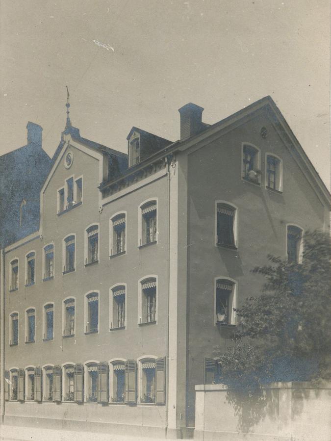 Stadtnahe Wohnung mit Garten: ein Traum – auch schon anno 1911, als diese Aufnahme vom Anwesen Kirchenweg 10 entstanden ist.
