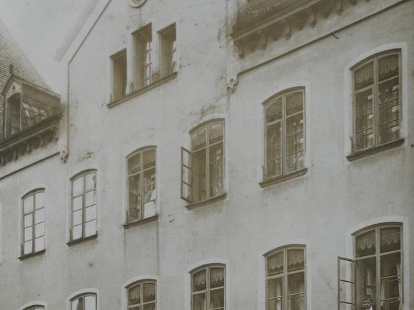 Diese Aufnahme von der Westfassade mit den zusätzlich eingehängten Winterfenstern datiert aus dem Jahr 1913.