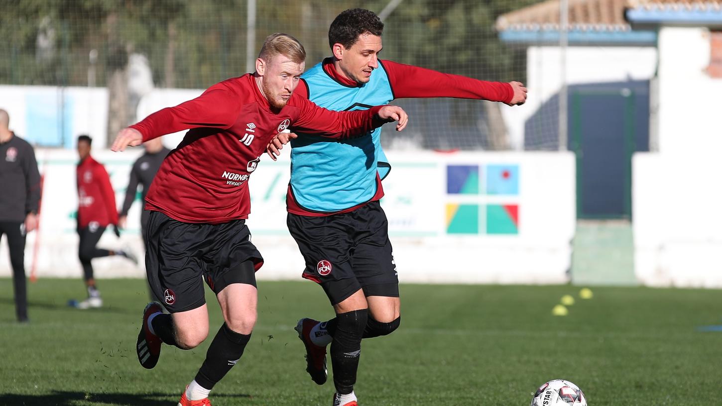 Zu viele Auf und Abs bescheinigt Trainer Michael Köllner seiner Nummer zehn Sebastian Kerk (links im Duell mit Georg Margreitter). Zu viele Auf und Abs bescheinigt Trainer Michael Köllner seiner Nummer zehn Sebastian Kerk (links im Duell mit Georg Margreitter).