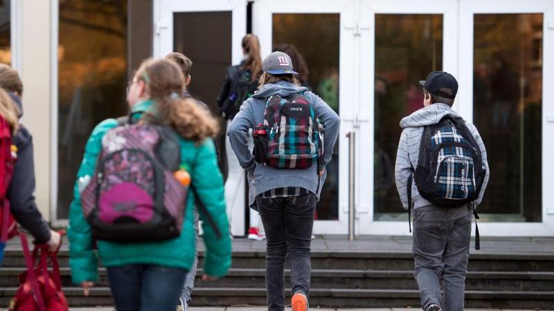 In diesem Jahr sind die Schülerzahlen in Bayern um 0,5 Prozent zwar auf 1,65 Millionen gesunken - die Zahl der Abc-Schützen ist aber um 0,3 Prozent auf 115 200 gestiegen. In diesem Jahr sind die Schülerzahlen in Bayern um 0,5 Prozent zwar auf 1,65 Millionen gesunken - die Zahl der Abc-Schützen ist aber um 0,3 Prozent auf 115 200 gestiegen.