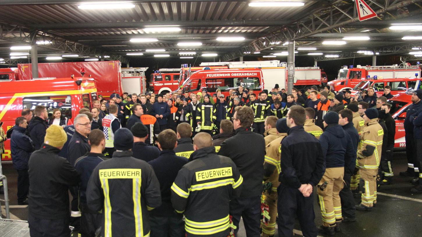Rund 400 Helfer von Feuerwehr, THW und Rettungsdienst aus Mittelfranken arbeiten derzeit in Südbayern an der Bewältigung der dortigen Schneemengen.