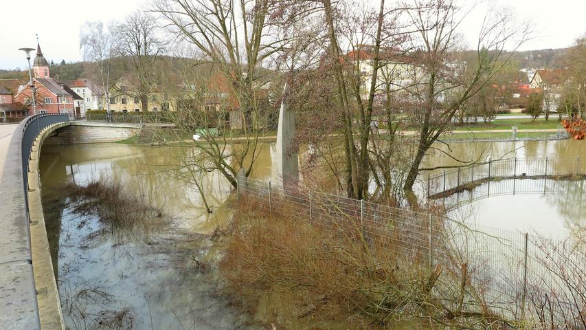 Die Altmühl ist in dem mittelfränkischen Ort über die Ufer getreten und hat bereits naheliegende Wiesen überschwemmt.