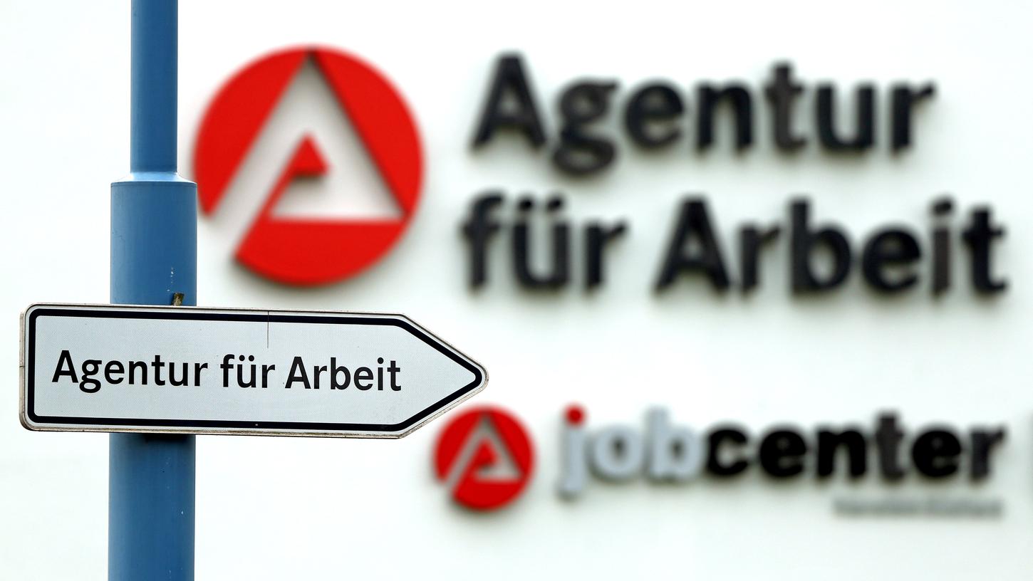 Ein Schild weist den Weg zur Agentur für Arbeit in Sangerhausen (Sachsen-Anhalt). (Symbolbild)
