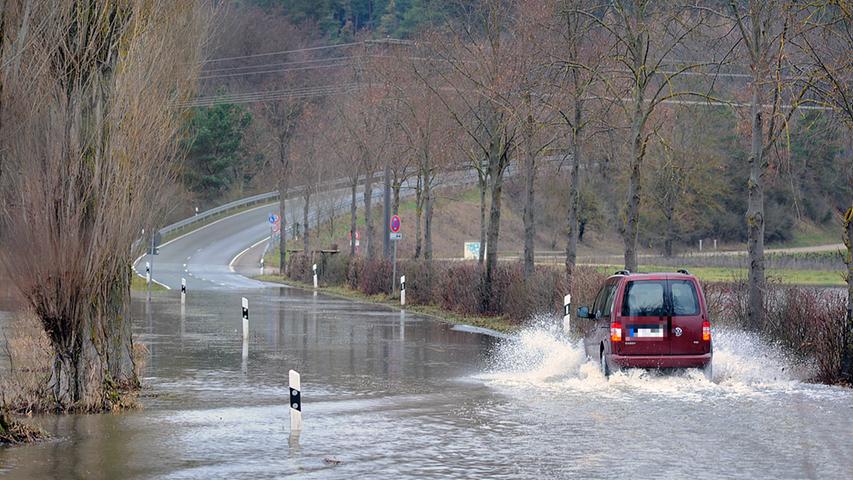 In Baiersdorf ist sogar eine komplette Straße überschwemmt.