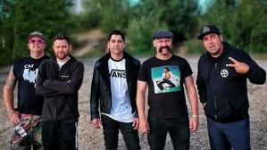 Puren Punk und Stage Diving auf der Bühne gibt es mit "Zebrahead". Die fünfköpfige Punk-Rock-Band stammt aus La Habra in den USA.
