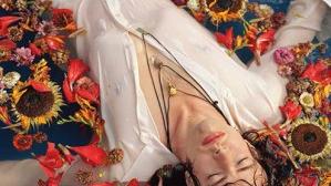 Barnaby George alias „Barns“ Courtney ist ein britischer Singer-Songwriter und Musiker. Sein Debütalbum " The Attractions of Youth" veröffentlichte er im September 2017.