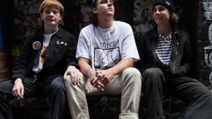 "The Chats" sind eine australische Band aus Queensland. Die selbsternannte Shed-Rock-Band liefert klassisch rabiaten Punk-Sound und wurde für ihre ausgefallenen Frisuren bekannt.