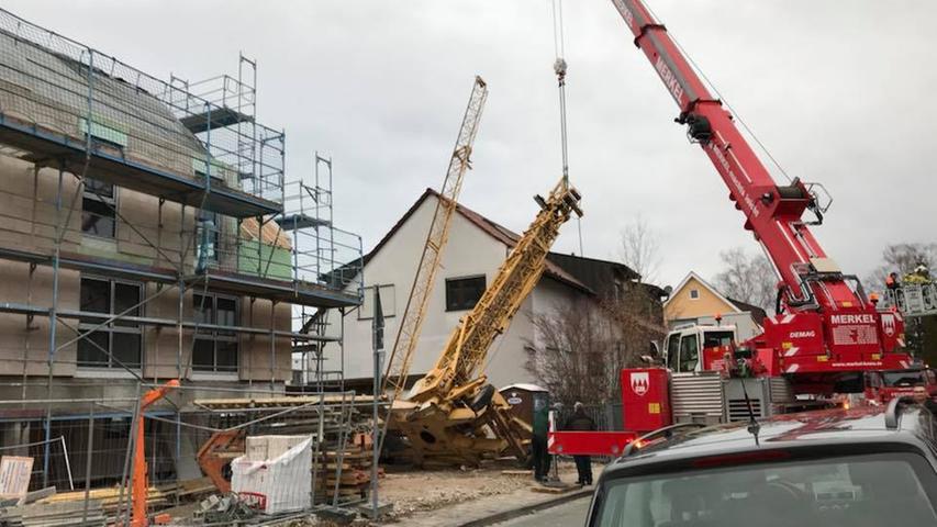 Umstürzender Baukran kracht auf Forchheimer Wohnhaus