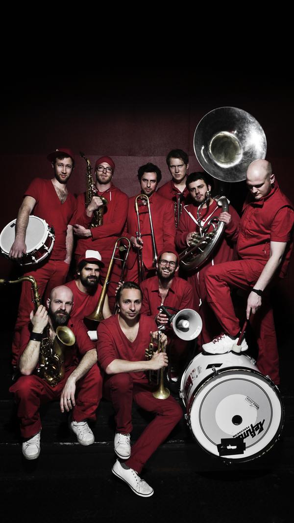 Die zehnköpfige Brassband "Moop Mama" stammt aus München und beschriebt ihren Stil als "Urban Brass".