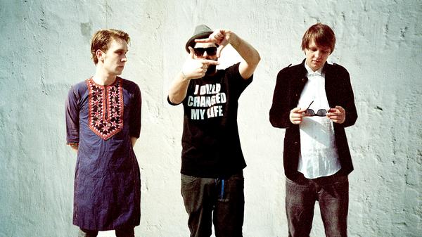 "Frittenbude" veröffentlicht bald das neue Album "Rote Sonne". Dort beschäftigt sich die Elektro-Pop-Punk Band aus Niederbayern mit Themen wie Sucht und Scheitern, aber auch mit der Liebe, dem Hass und dem Leben.