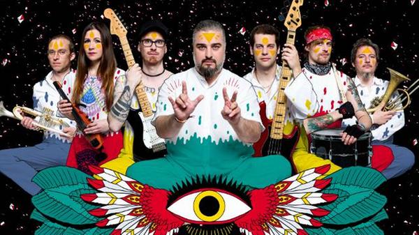"Russkaja" ist eine Band aus Wien, die 2005 gegründet wurde. Der Sound der Band ist eine schräge Mischung: Er wurde von der traditionellen russischen Musik inspiriert und mischt diese mit Ska, Rock und Polkabeats.