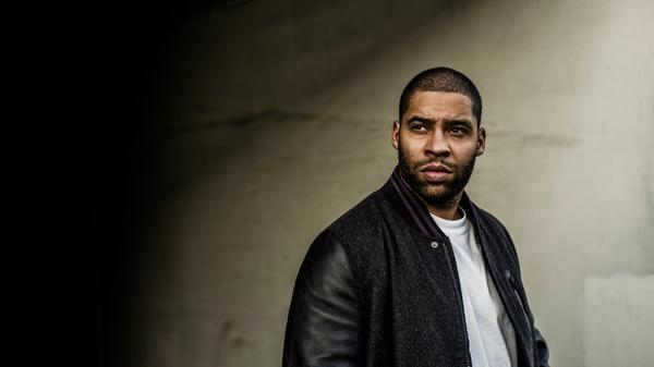 "Megaloh" ist ein Berliner Rapper mit niederländisch-nigerianischer Abstammung. Sein Künstlername leitet sich von der griechischen Bezeichnung für Größenwahn ab.