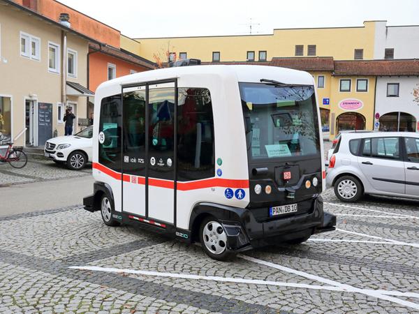 Autonom durch den Kurort: Im niederbayerischen Bad Birnbach pendelt ein autonomer Kleinbus der Deutschen Bahn. Autonom durch den Kurort: Im niederbayerischen Bad Birnbach pendelt ein autonomer Kleinbus der Deutschen Bahn.