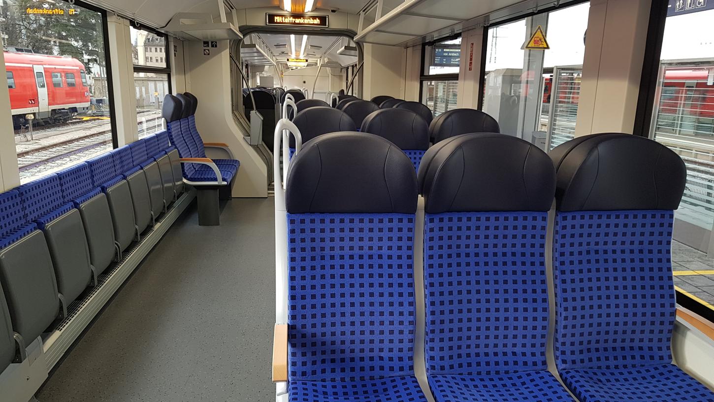 Ab Juni heißt es zusammenrücken: Denn in den neuen Zügen der Mittelfrankenbahn sitzen die Passagiere in Dreier-Reihen nebeneinander.