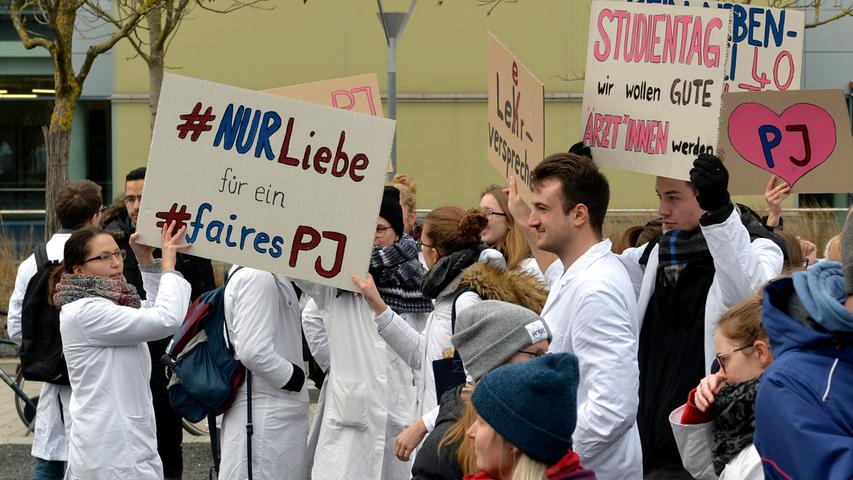Für ein faires PJ: Medizinstudenten auf Erlangens Straßen