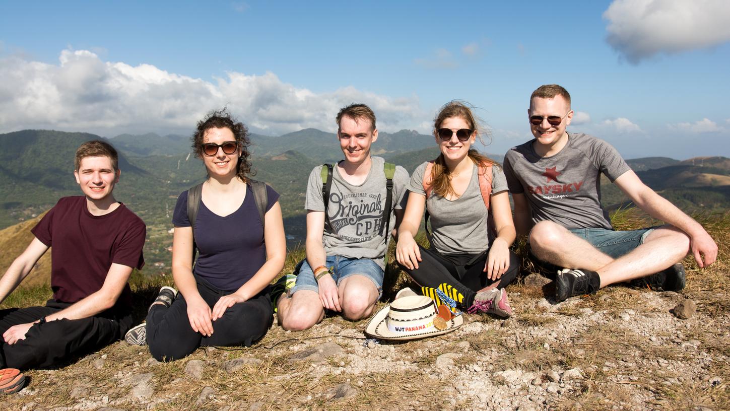 Bereits unterwegs in Panama (v. li.): Tobias Roth, Stephanie Sigl, Thomas Meier, Christiane Kraus und David Hink aus Postbauer-Heng auf dem Leguankopf im Tal El Valle Anton. Bereits unterwegs in Panama (v. li.): Tobias Roth, Stephanie Sigl, Thomas Meier, Christiane Kraus und David Hink aus Postbauer-Heng auf dem Leguankopf im Tal El Valle Anton.