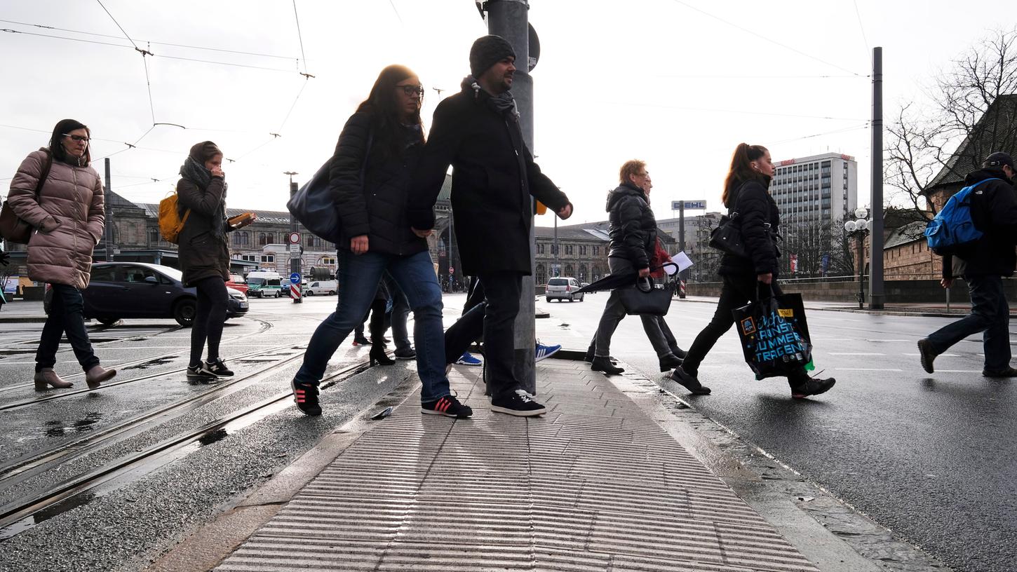 Im Straßenverkehr oft übergangen: Warum der Fußgänger in Nürnberg eine bedrohte Art ist Im Straßenverkehr oft übergangen: Warum der Fußgänger in Nürnberg eine bedrohte Art ist