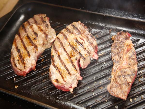 Hätten Sie es gewusst? Auf dem Grill liegen Scheiben vom Schweineherz. Hätten Sie es gewusst? Auf dem Grill liegen Scheiben vom Schweineherz.