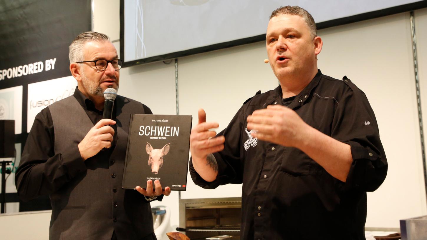 Es gibt eben nicht nur Lende oder Brust: Am Stand der Allgemeinen Hotel- und Gastronomie-Zeitung (AHGZ) zeigt der frühere Sternekoch, Metzger und Buchautor aus Berlin, Wolfgang Müller, dass auch Schweineherz geschmackvoll zubereitet werden kann (rechts). Es gibt eben nicht nur Lende oder Brust: Am Stand der Allgemeinen Hotel- und Gastronomie-Zeitung (AHGZ) zeigt der frühere Sternekoch, Metzger und Buchautor aus Berlin, Wolfgang Müller, dass auch Schweineherz geschmackvoll zubereitet werden kann (rechts).
