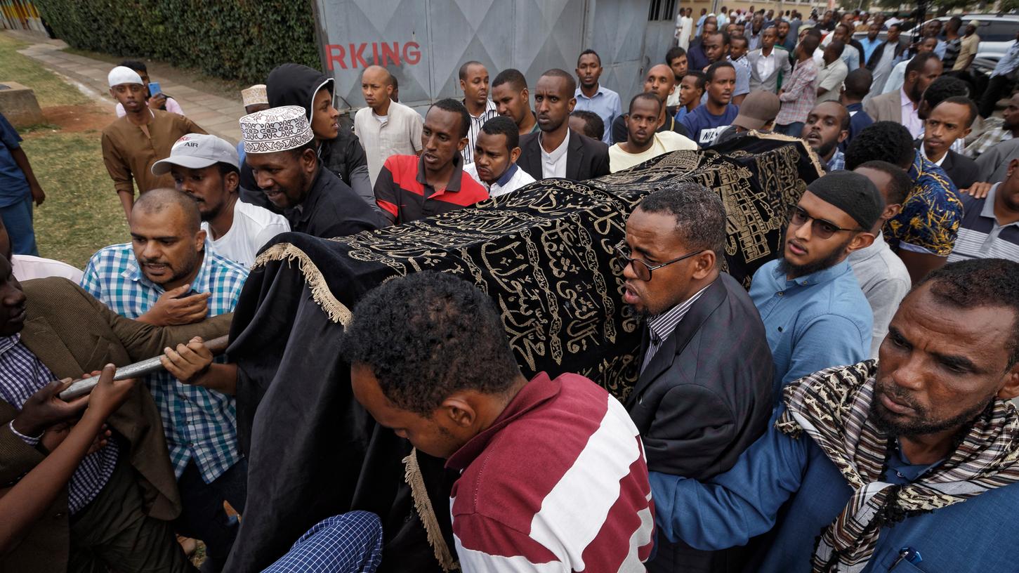 Kenia, Nairobi: Trauernde tragen den Sarg eines Opfers des Terroranschlages. Islamistische Angreifer haben bei einem Terroranschlag auf ein Hotel in Kenias Hauptstadt Nairobi 14 Menschen getötet.