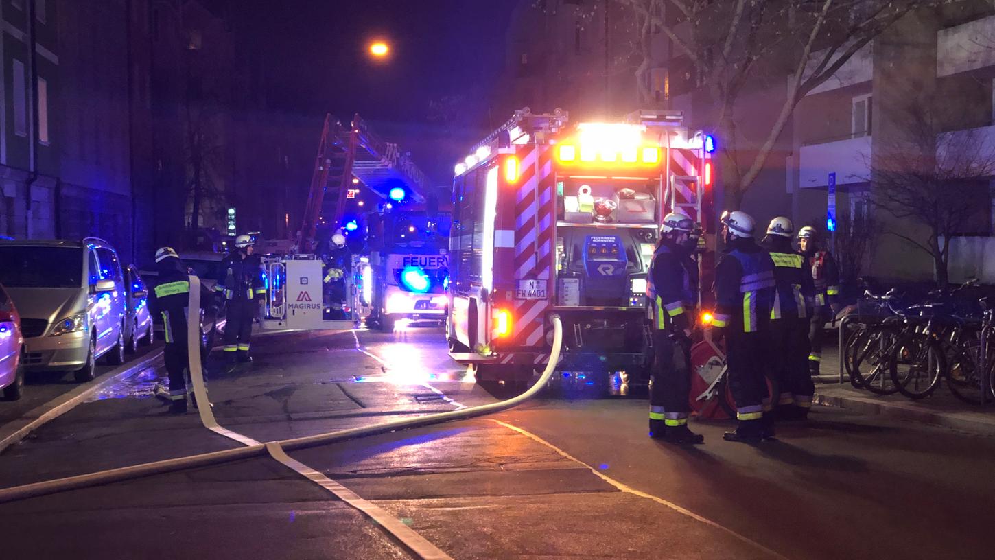 Zu einem größeren Feuerwehreinsatz kam es am späten Mittwochabend in der Nürnberger Südstadt.
