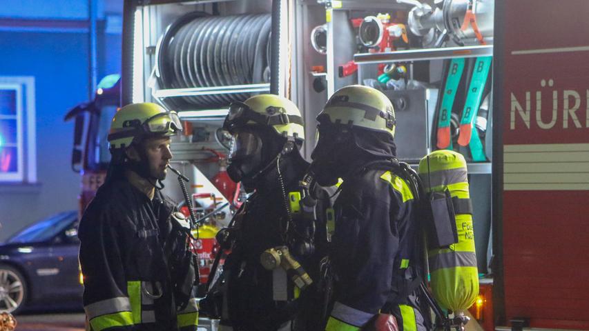 Am Mittwoch um 20.40 Uhr wurde die Feuerwehr in den Hummelsteiner Weg gerufen - in einer Wohnung war es zu einem Brand gekommen.