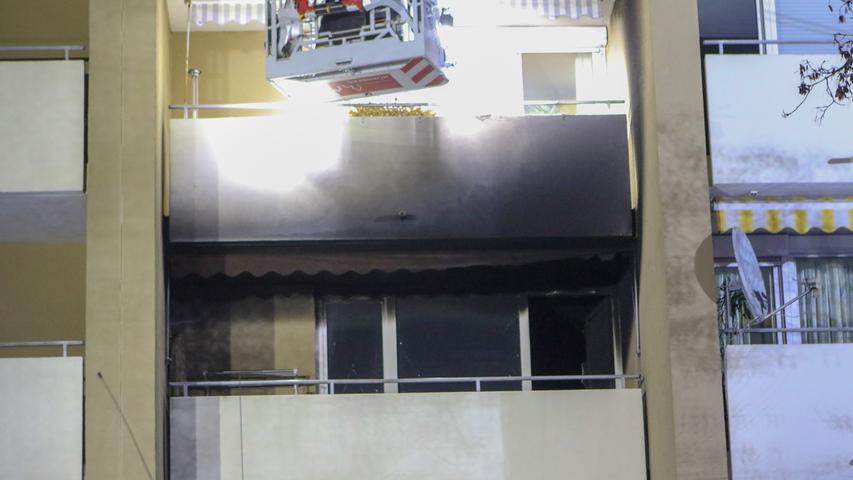 Das Feuer war in einer Wohnung im zweiten Stock eines Mehrfamilienhauses ausgebrochen, aus den Fenstern drang laut Feuerwehr dichter Qualm.