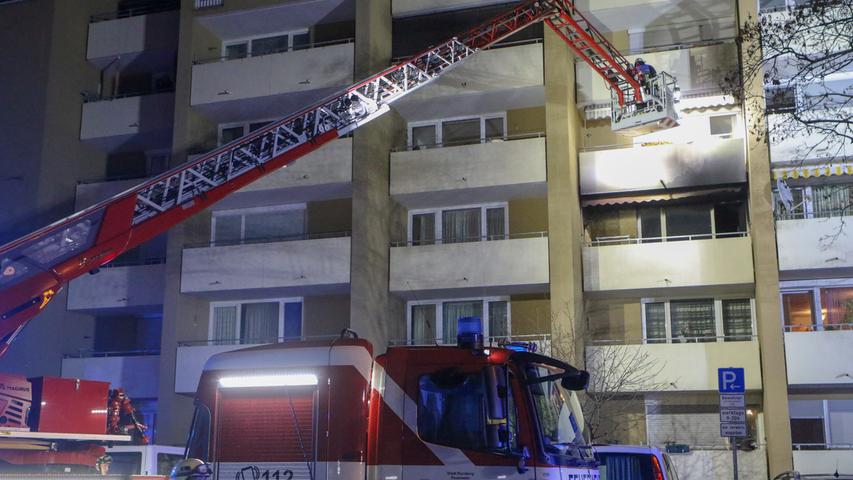 Da die Einsatzkräfte nicht ausschließen konnten, dass die Flammen über den Balkon auf andere Wohnungen übergriffen, wurde vor dem Balkon vorsichtshalber eine Drehleiter positioniert, um im Ernstfall schnell eingreifen zu können.