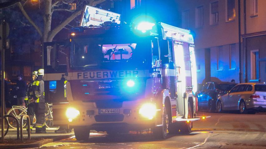 Rund 30 Einsatzkräfte der Feuerwehr waren am Mittwochabend bei dem Brand in der Nürnberger Südstadt im Einsatz.