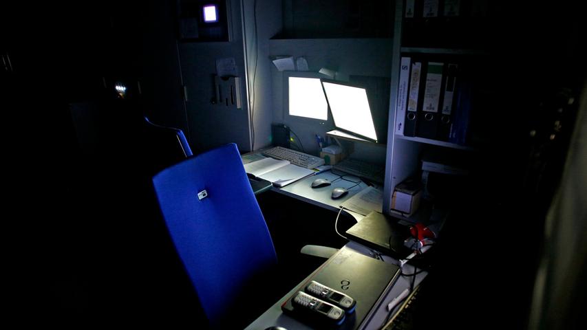 Die Technikzentrale für die Delfinlagune ist nachts nicht besetzt. IT-Spezialisten bekommen Fehlermeldungen aufs Handy nach Hause und können mögliche Störungen dort von ihrem PC aus beheben.