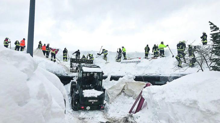 Zusammenhelfen gegen die Schneemassen: In Buchenhöhe, einem Ortsteil von Berchtesgaden, sind Feuerwehrleute aus dem Nürnberger Land zusammen mit Bundeswehr, Bundespolizei und THW im Einsatz.