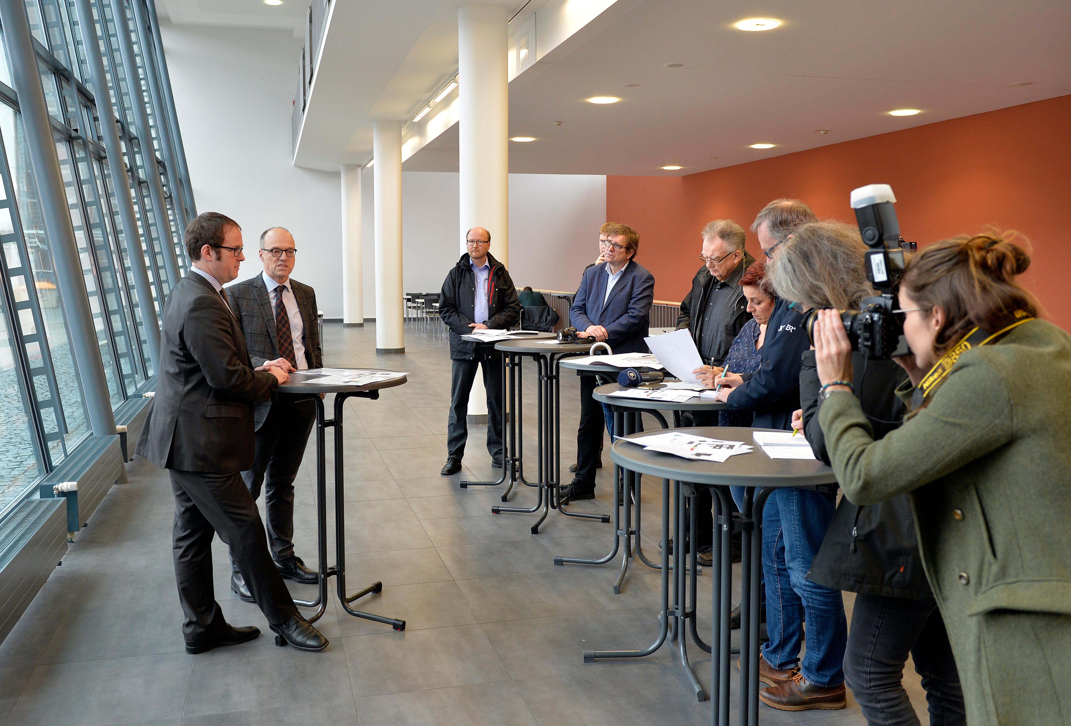 Großes Medieninteresse: OB Florian Janik und Heinrich Iro, Ärztlicher Direktor der Universitätskliniken, bei der Vorstellung eines Kompromissvorschlags zum Teilerhalt der ehemaligen Hupfla.