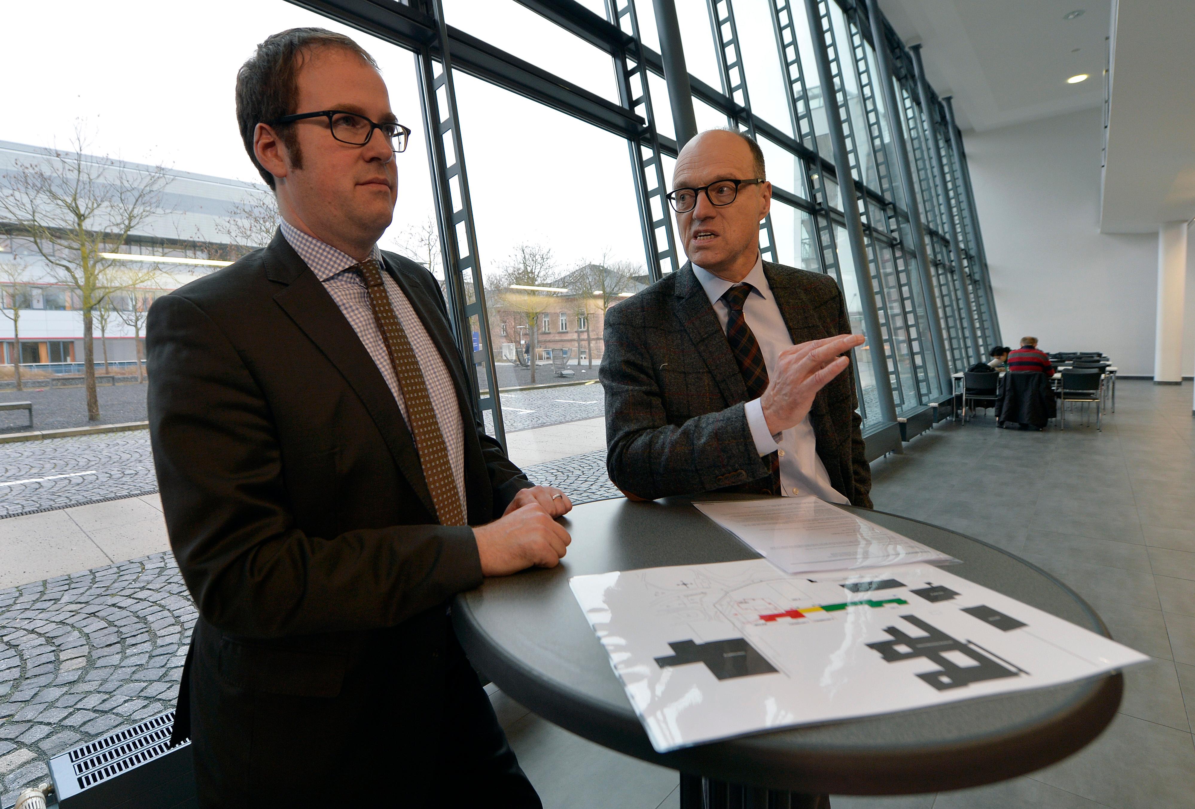 OB Florian Janik (l.) und Heinrich Iro, Ärztlicher Direktor der Universitätskliniken, bei der Vorstellung eines Kompromissvorschlags zum Teilerhalt der ehemaligen Hupfla