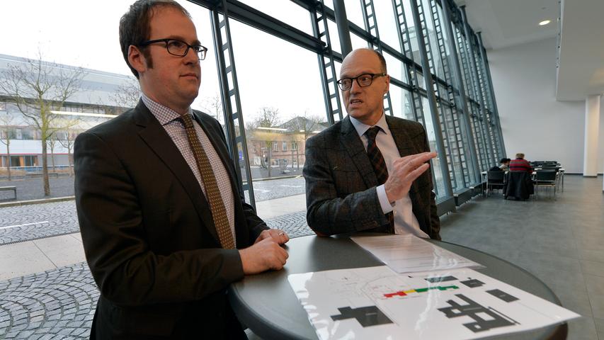OB Florian Janik (l.) und Heinrich Iro, Ärztlicher Direktor der Universitätskliniken, bei der Vorstellung eines Kompromissvorschlags zum Teilerhalt der ehemaligen Hupfla