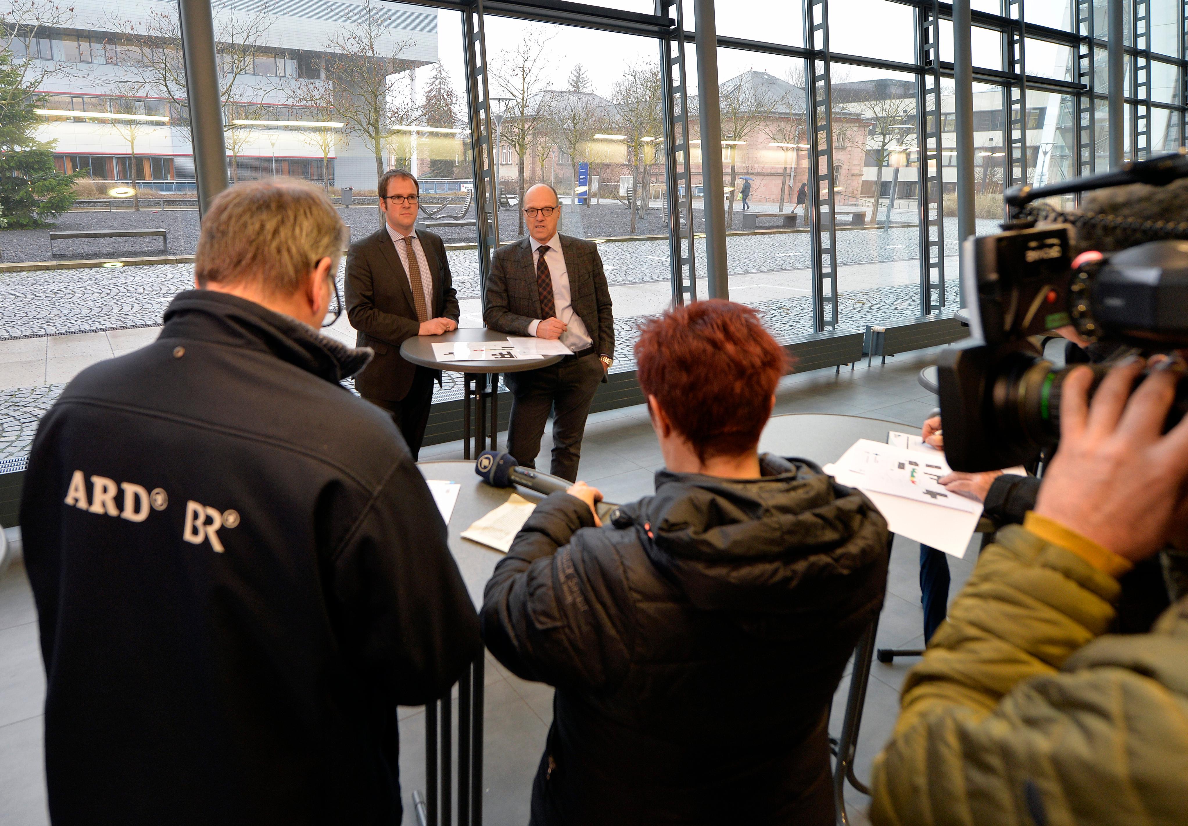 Großes Medieninteresse: OB Florian Janik und Heinrich Iro, Ärztlicher Direktor der Universitätskliniken, bei der Vorstellung eines Kompromissvorschlags zum Teilerhalt der ehemaligen Hupfla.