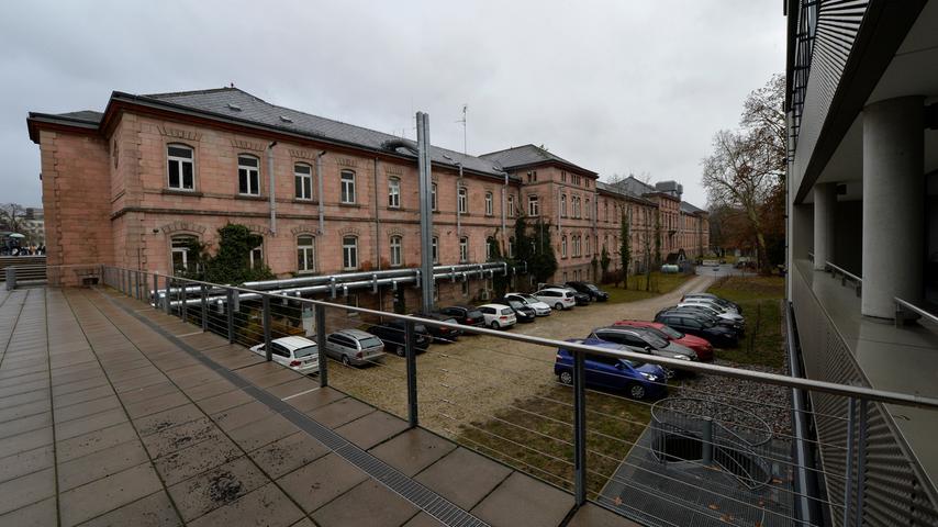 Blick auf den Kopfbau der ehemaligen Heil- und Pflegeanstalt Erlangen.
